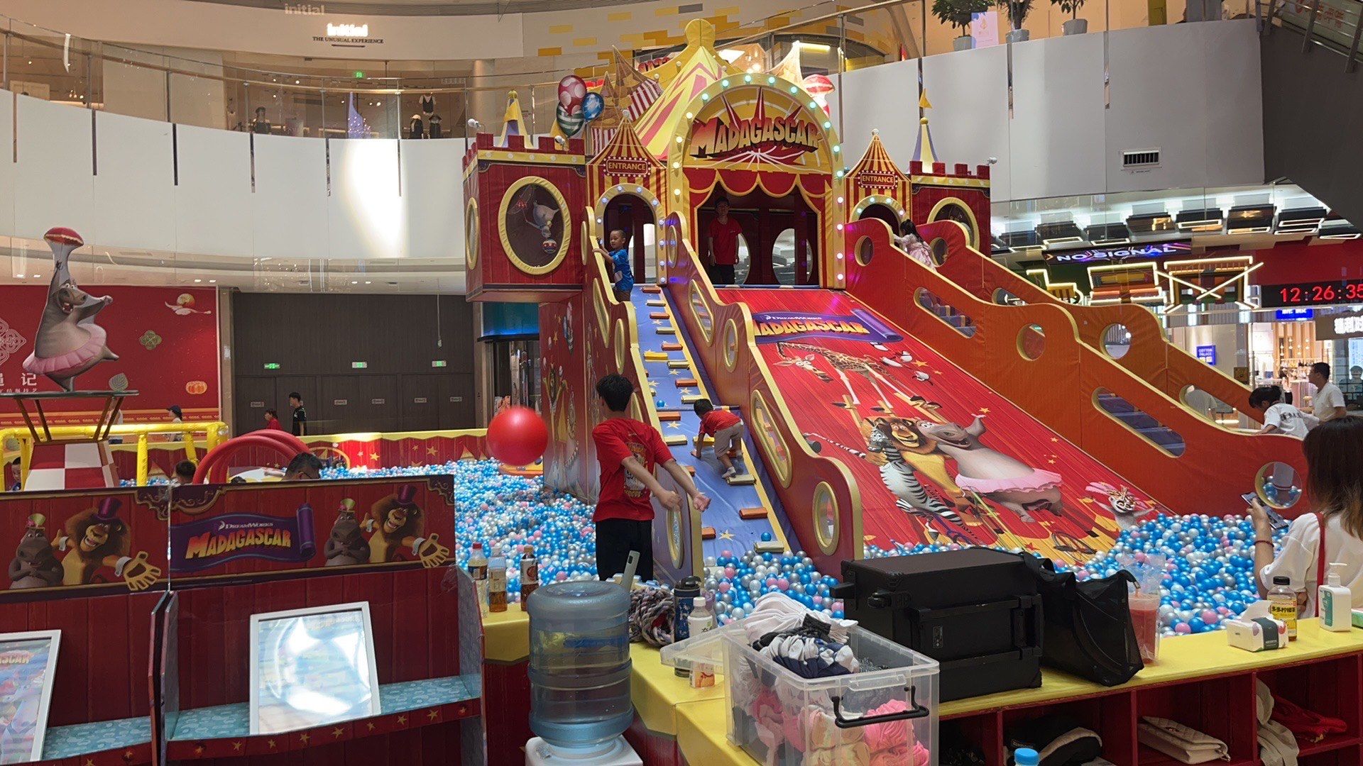 可以把小朋友淹没的海洋球池淘气堡