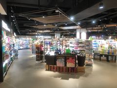 -中百仓储超市有限公司(越秀星汇维港店)
