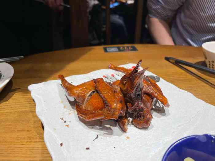 中午老友相聚定在动物园南门这家大鸽饭.