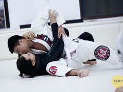 -菠萝格斗巴西柔术训练馆