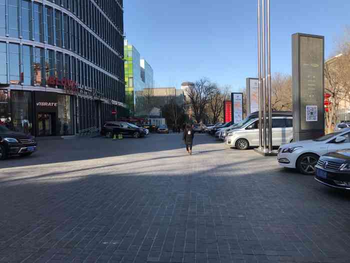 3.3大厦-地面停车场-"逛逛三里屯,路过33大厦,吃的喝的特别多.