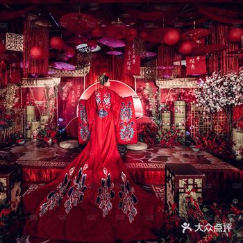 青草和泥土的气息迎面扑来。遥望夜空，繁星点点，我想到了青春。