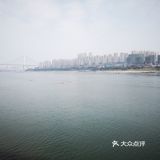 站在长江边上，左右各有三座桥，重庆既是雾都也是桥都