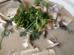 富春鱼头豆腐汤-芦茨金富饭庄·25年老字号·专做稻草鸡