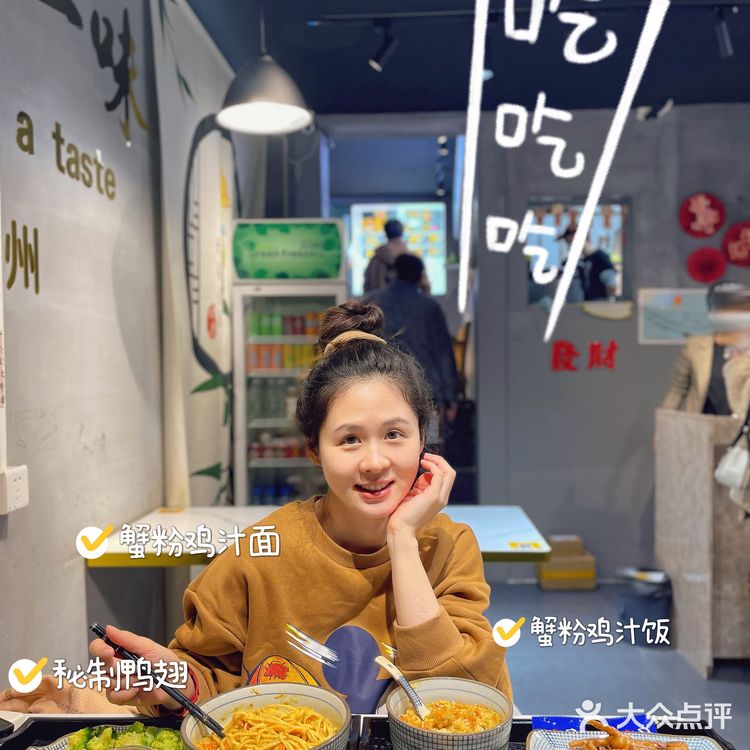 富到流油✨多如瀑布的蟹黄面，原来每碗用了十二只蟹‼️