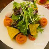 太适合约好友喝酒聊天了。「餐前面包」都是健康的全麦面包