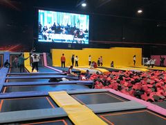 -嘿哟动霸CHUA·新潮玩运动娱乐中心·蹦床滑冰团建乐园