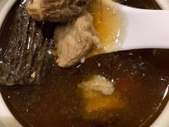 羊肚菌炖排骨汤-隔壁老王·家常云南菜(花巷店)