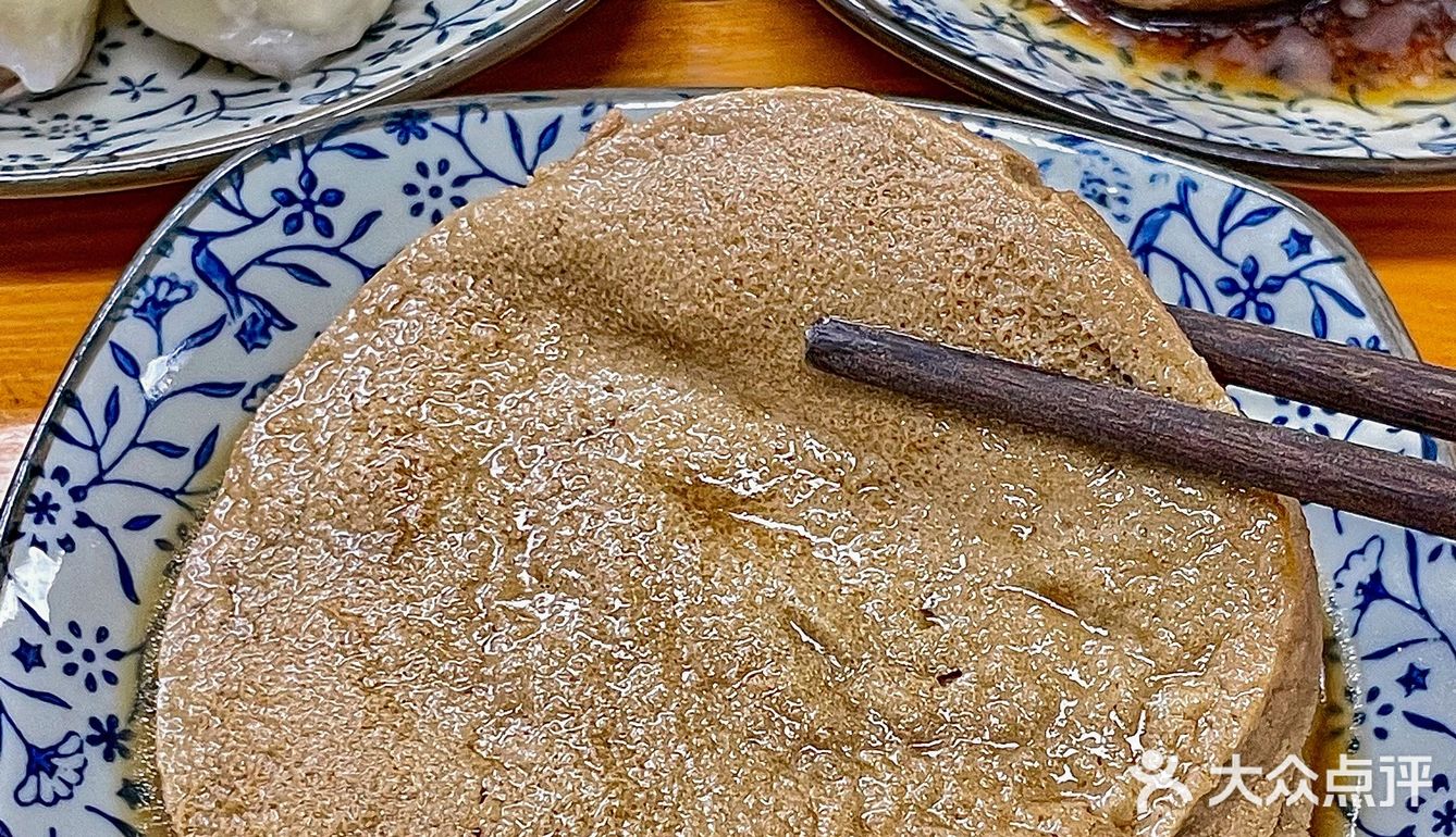 沾着汤吃的小笼包⁉️杭州首家松毛汤包🔥一口一个好吃哭我叻[流泪]