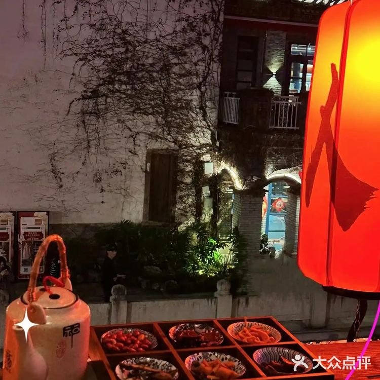 暖色灯笼下品味人生