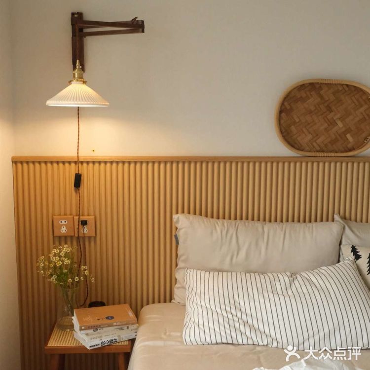 卧室改造干货，木格栅床头背景墙改造