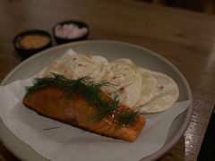 烟熏三文鱼配烤饺子皮和芥末籽酱-BOR Eatery(安福路店)