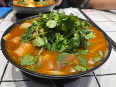 招牌炸酱酸辣米线-肥汁米蘭香港米线(长宁来福士店)