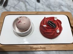 草莓冰淇淋球-哈根达斯(济南万象城店)