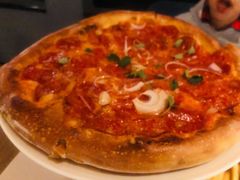 意大利腊肠比萨配腌番茄和干酪-WOLFGANG PUCK KITCHEN & BAR(迪士尼小镇店)