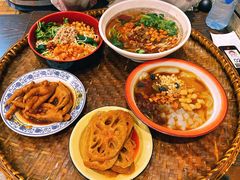 -爆炸头阿姨小四川正宗川味小吃(无任何分店)