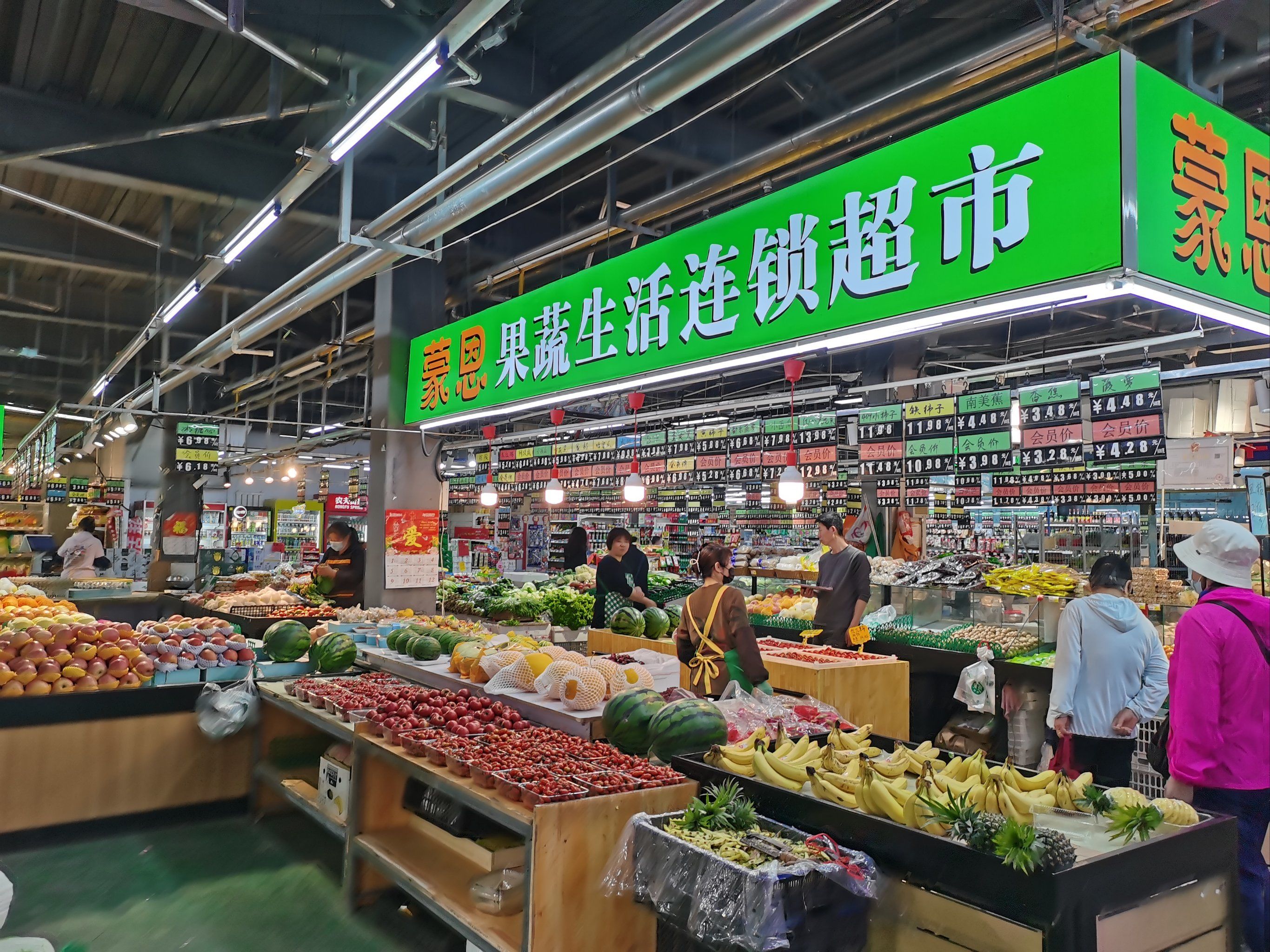 n生鲜超市有2个,迎客路路口对着的两家都是,一家地上,一家地下.