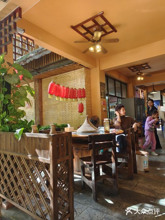 抚仙湖生态石锅鱼野生菌(告庄店)图片