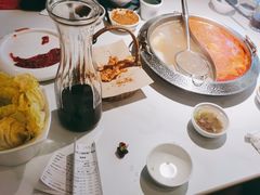 番茄牛尾鸳鸯汤-左庭右院鲜牛肉火锅(新梅广场店)