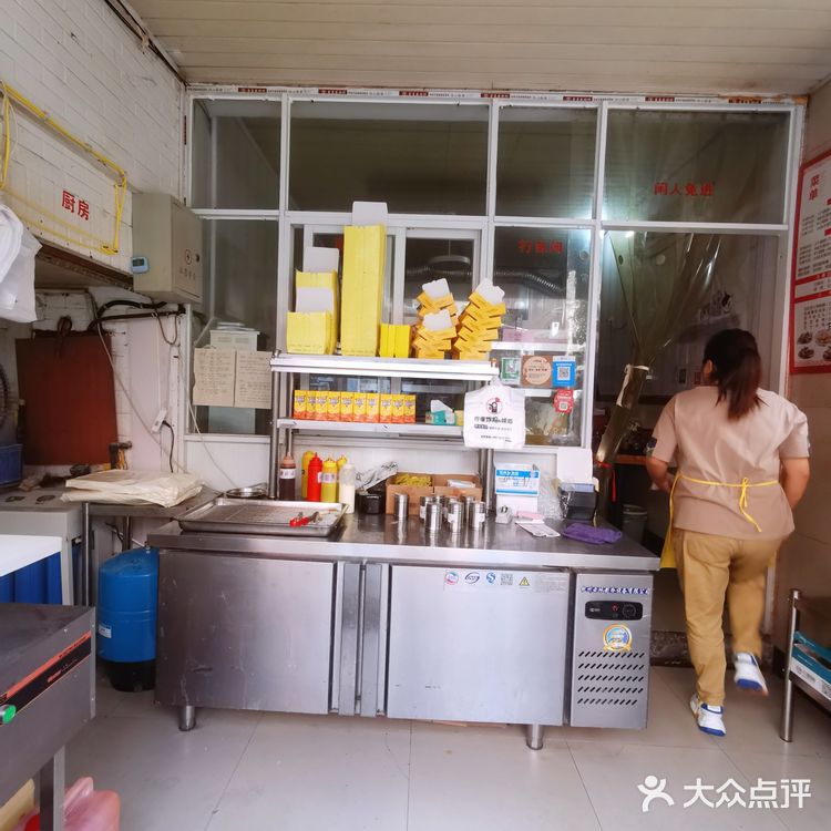 看着脏兮兮的外卖厨房店，炸鸡味儿到是不错哈