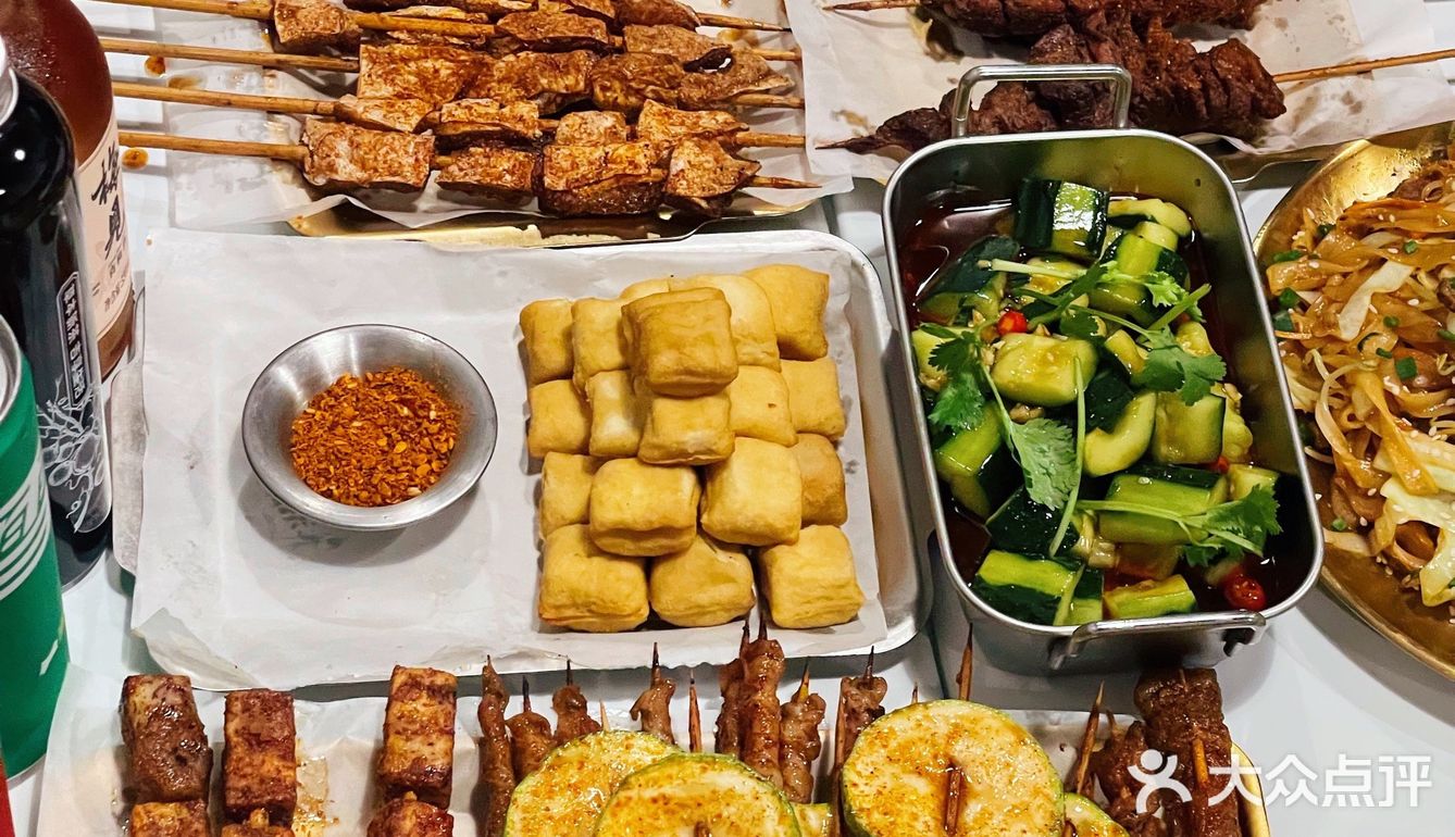 这里竟然有这么多年轻人撸串⁉️百色风味烧烤