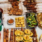 这里竟然有这么多年轻人撸串⁉️百色风味烧烤