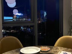 靠窗位-日进一片海.生腌海鲜火锅.宵夜烧烤(三里屯总店)