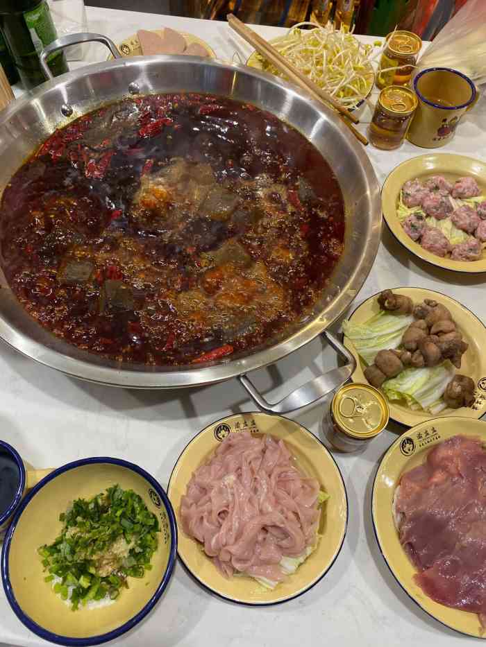 渝盅盅洋瓷碗老火锅-"大渡口好吃街的新店,过路看起来生意嘿好的.
