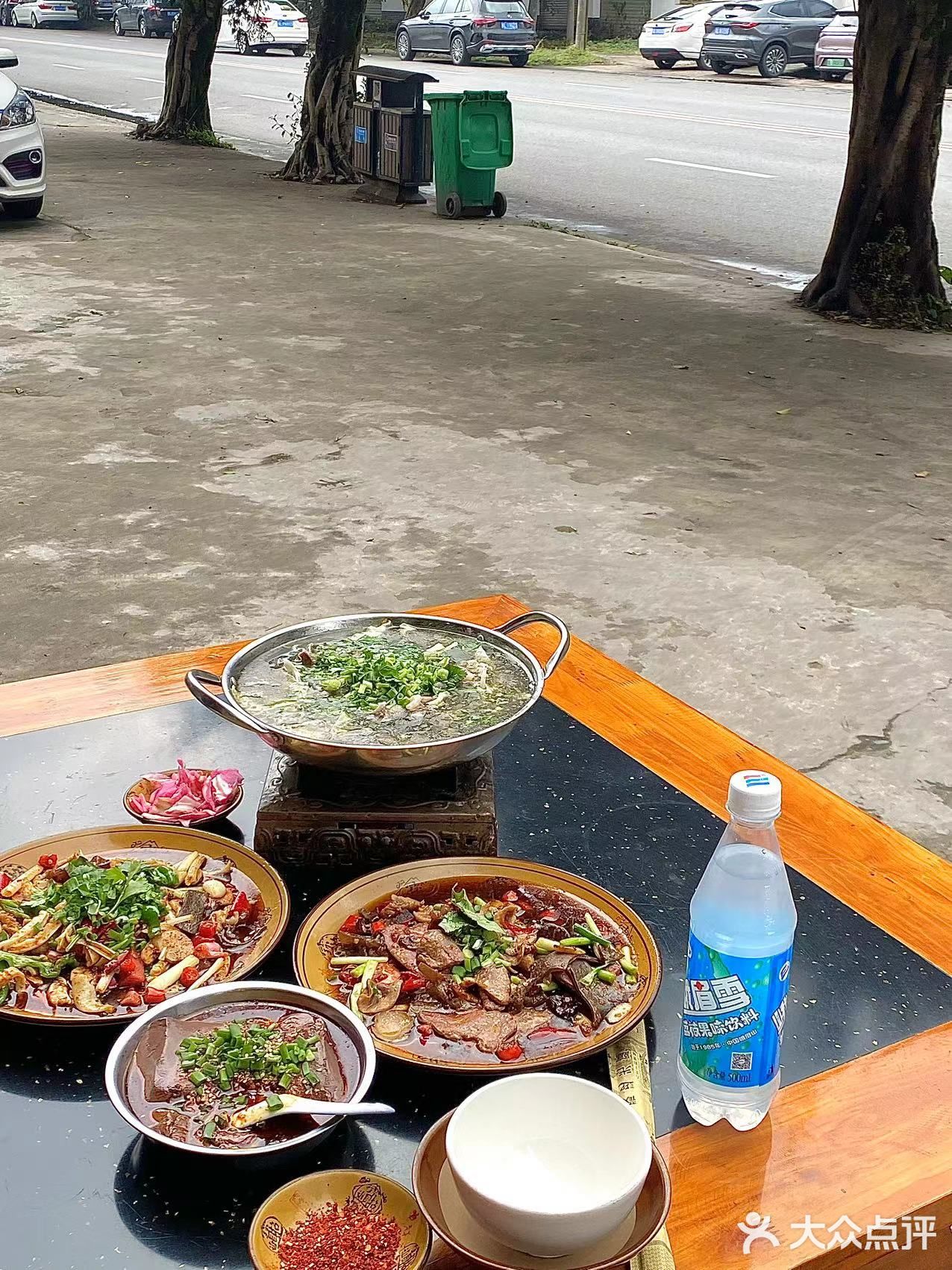 这家店附近中午来吃的本地人真的好多！！