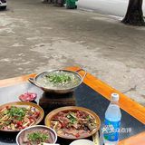 这家店附近中午来吃的本地人真的好多！！