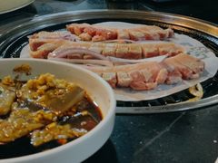 烤得滋滋作响的五花肉-牛味道炭火烤肉(湖前总店)