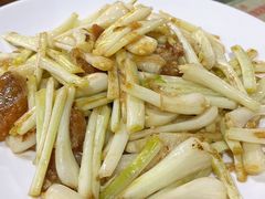 荞菜炒烧肉-石岐乳鸽村(南海第三分店)