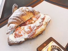 草莓牛角面包-车谷小镇