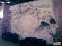 酒窖里的雕塑-北京拉斐特城堡酒店