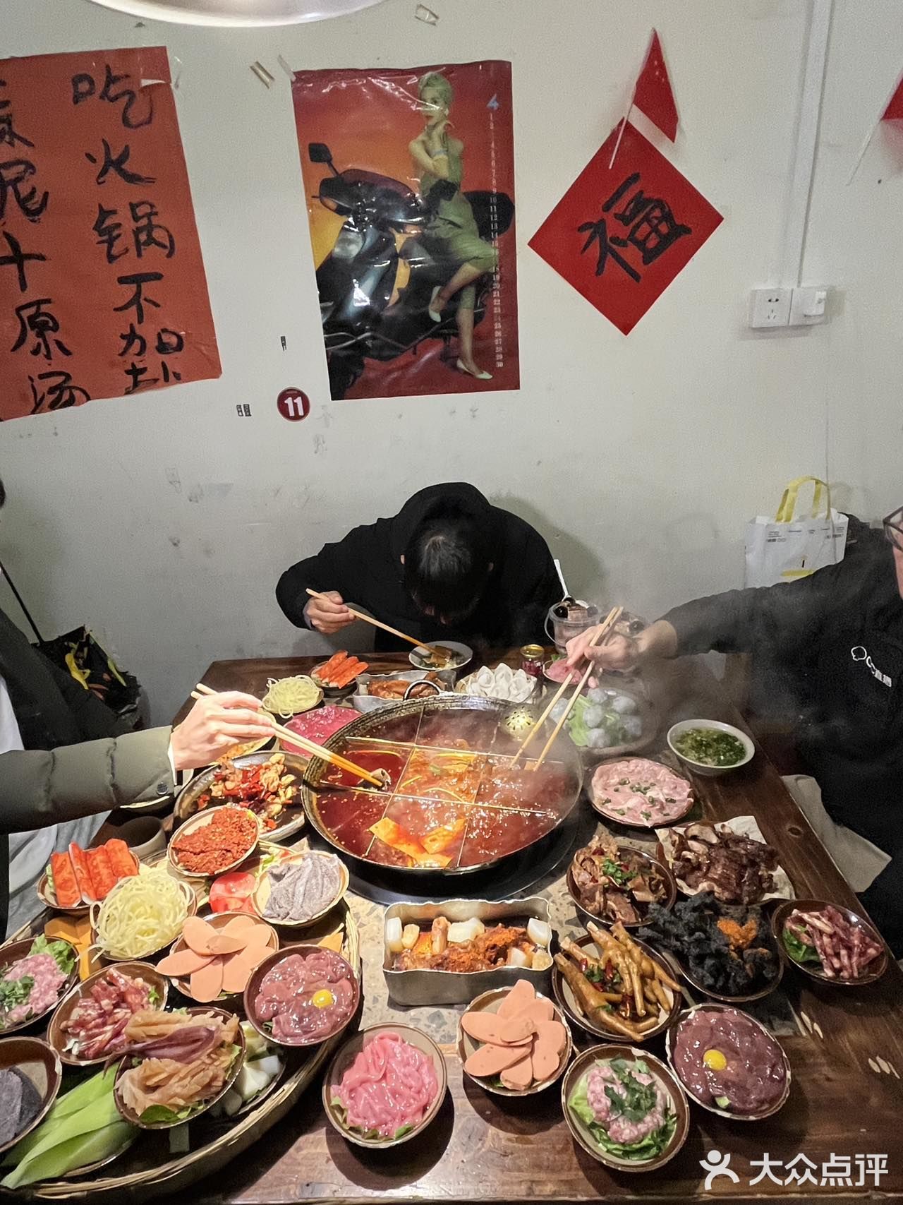 在洪崖洞附近能找到这么牛的巷子火锅！