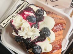 蓝莓奶油牛角包-B&C黄油与面包·法式古堡面包坊(新天地店)