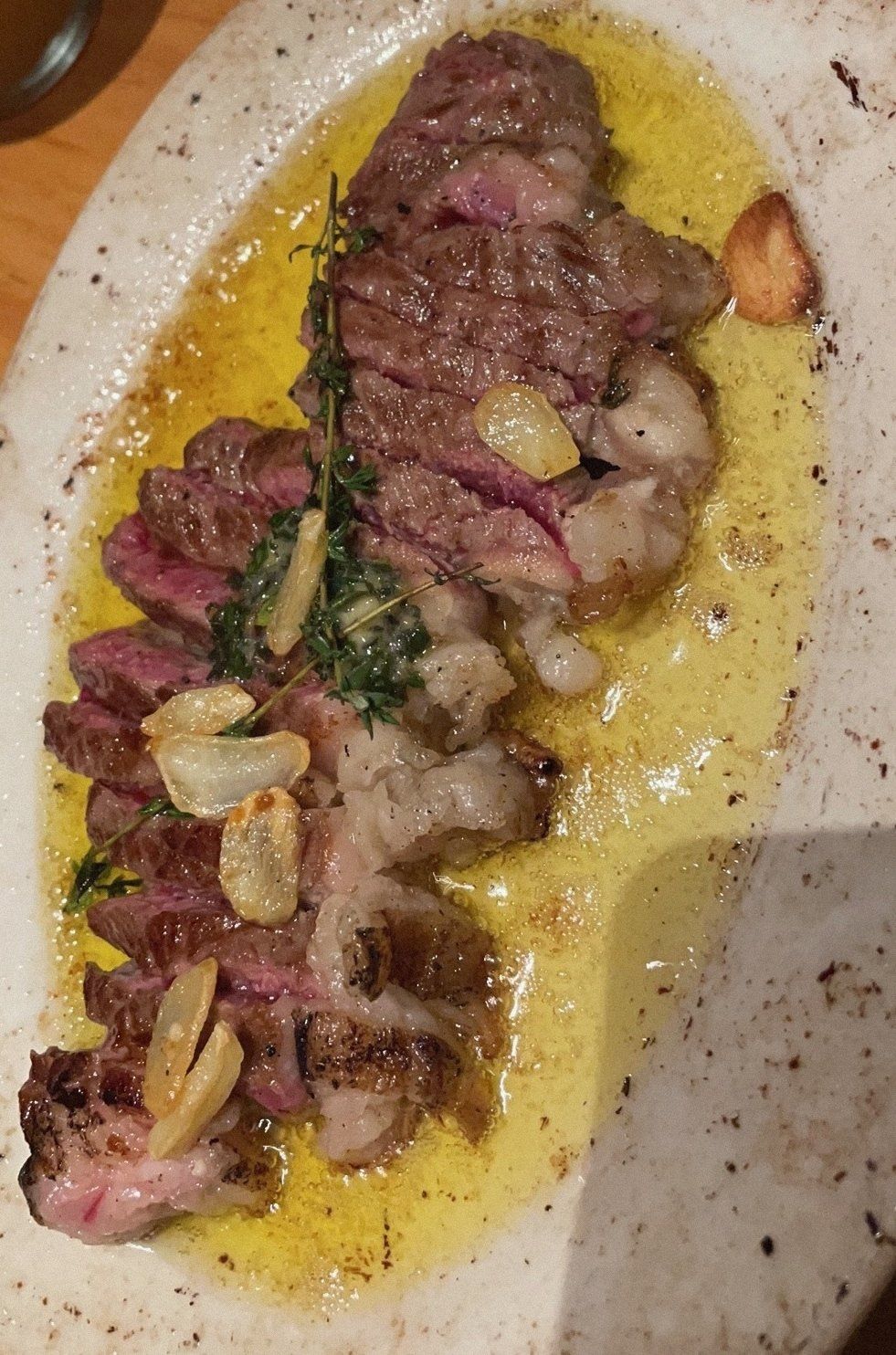 西班牙黄油烤牛排牛肉多汁 端上来的时候会浇油