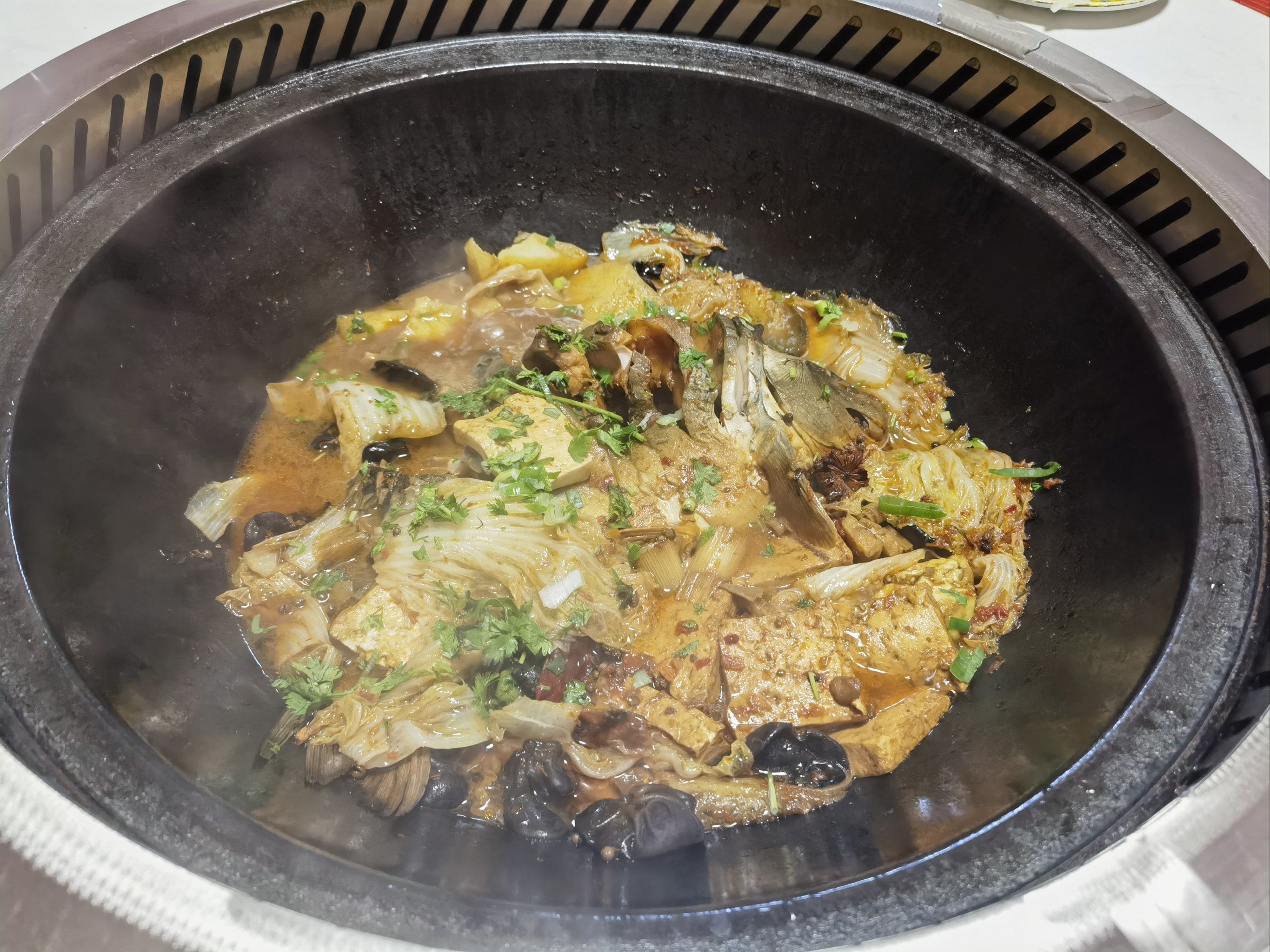 铁锅炖鱼分量足,超级好吃,特别鲜嫩,唇齿留香