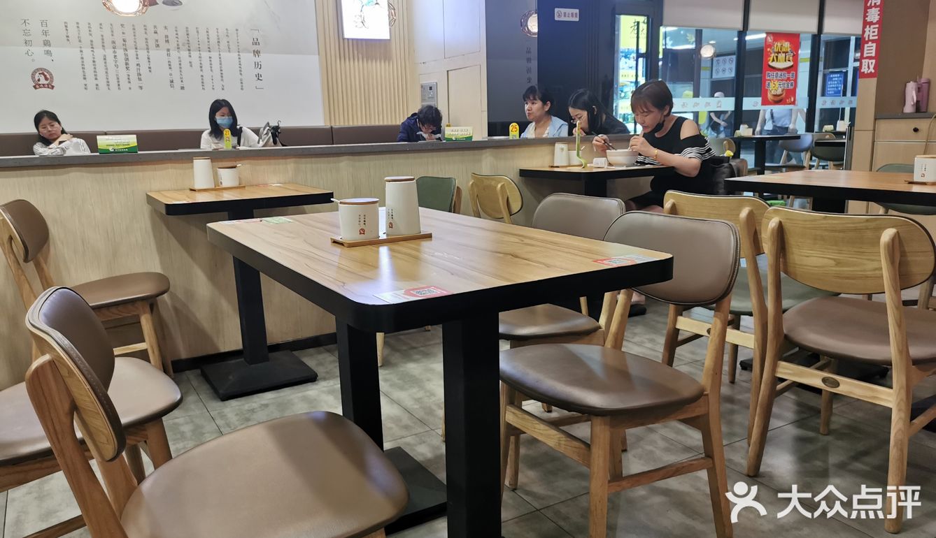 因为赶时间，下地铁看到家店就直接进去了 环境