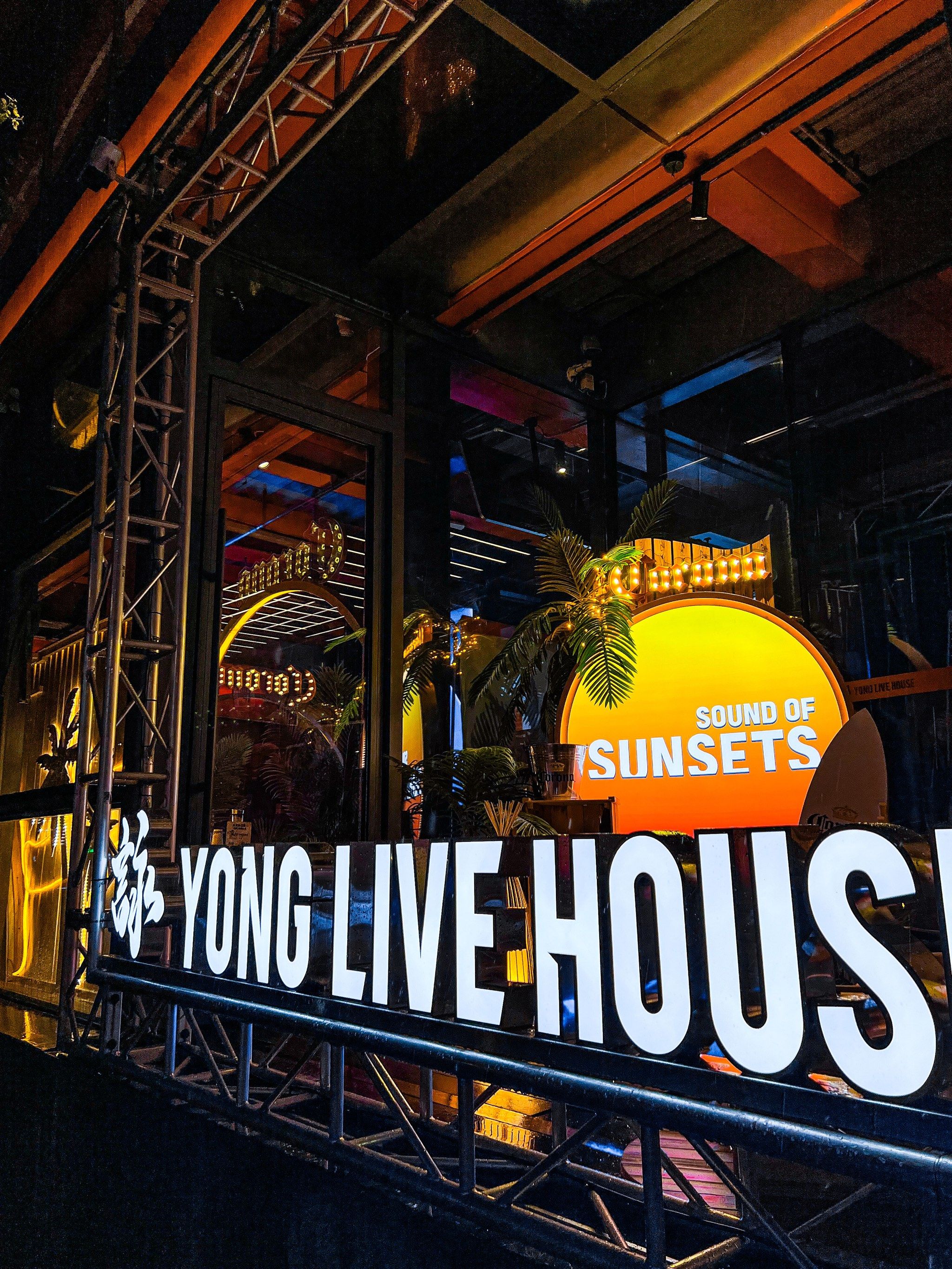 想要去氛围满满的酒吧选他家就对了
我来的时候还没开门就已经排上