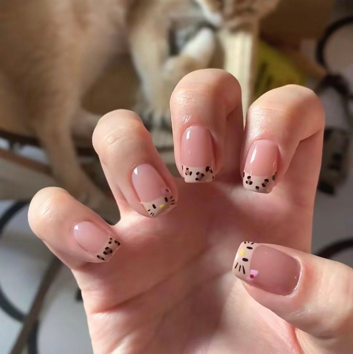 做了今夏流行的hello kitty豹纹美甲真的炒鸡可爱～店员小姐姐真的很