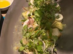 温海鲜色拉配牛油果-Carbon莫卡哆·意大利复古集市餐厅(杭州大厦店)