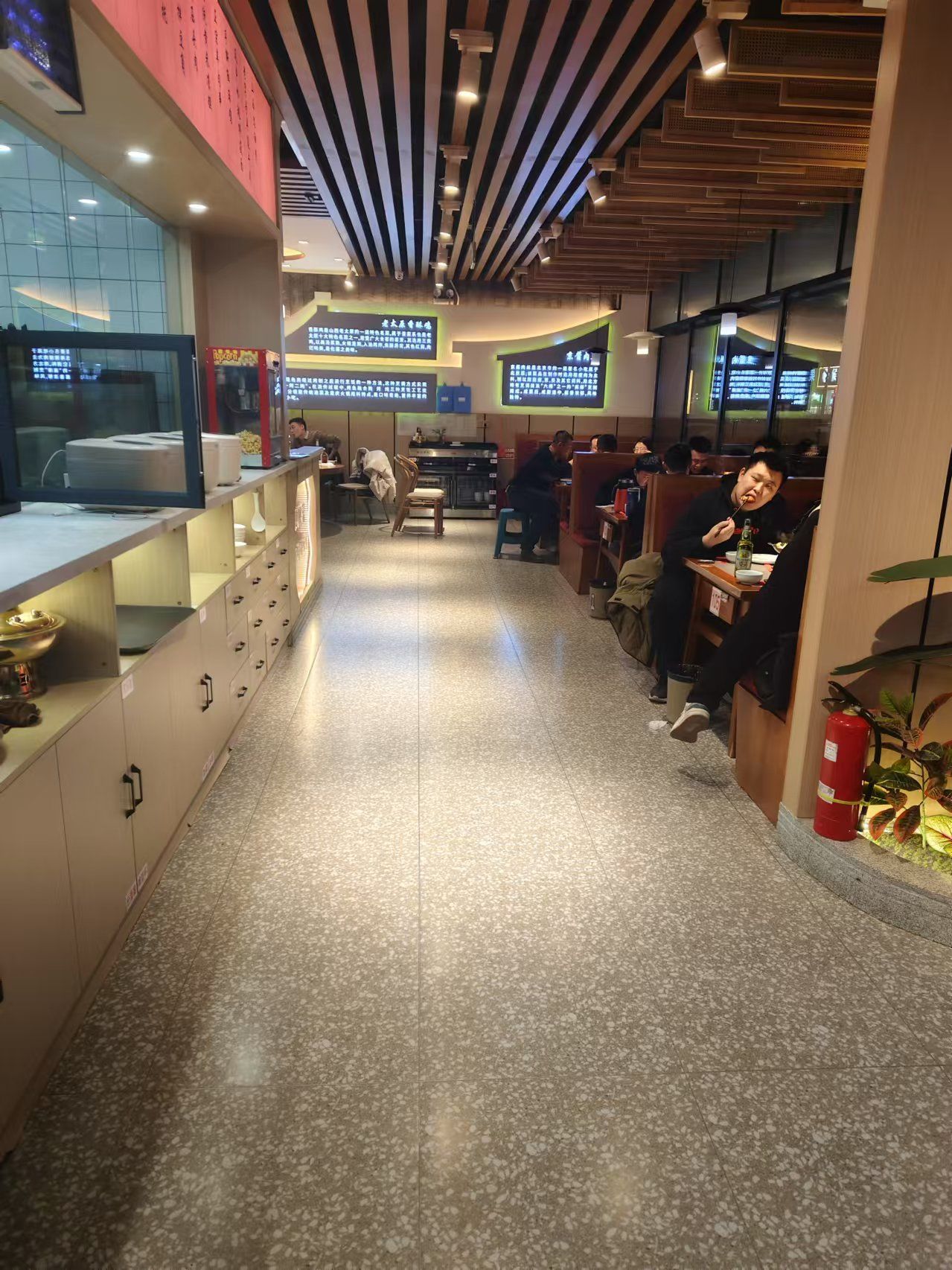 最爱妈妈菜,店内人特别多 最近去了一家超火的店