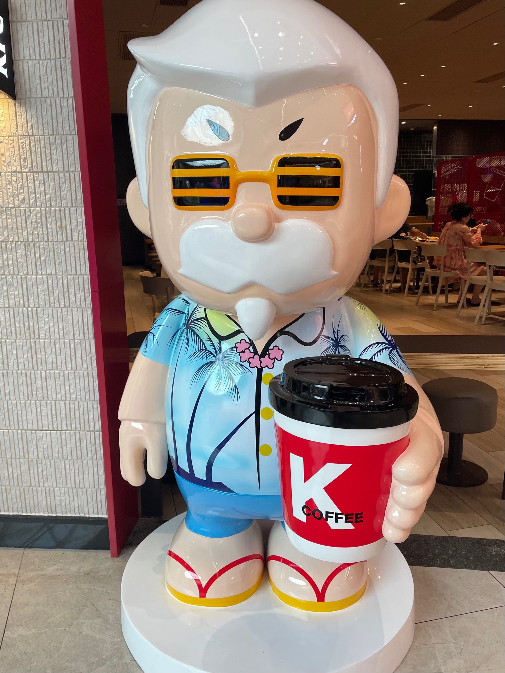 肯德基老爷爷来海南都穿岛服了,妥妥的入乡