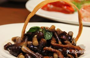 Chicken Mushroom Stir-fried with Snowflake Beef Tenderloin