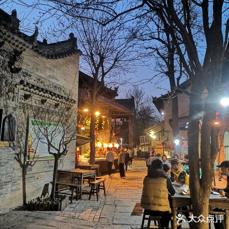 下午5点从咸阳出发，到6点整正好一个小时到袁家村