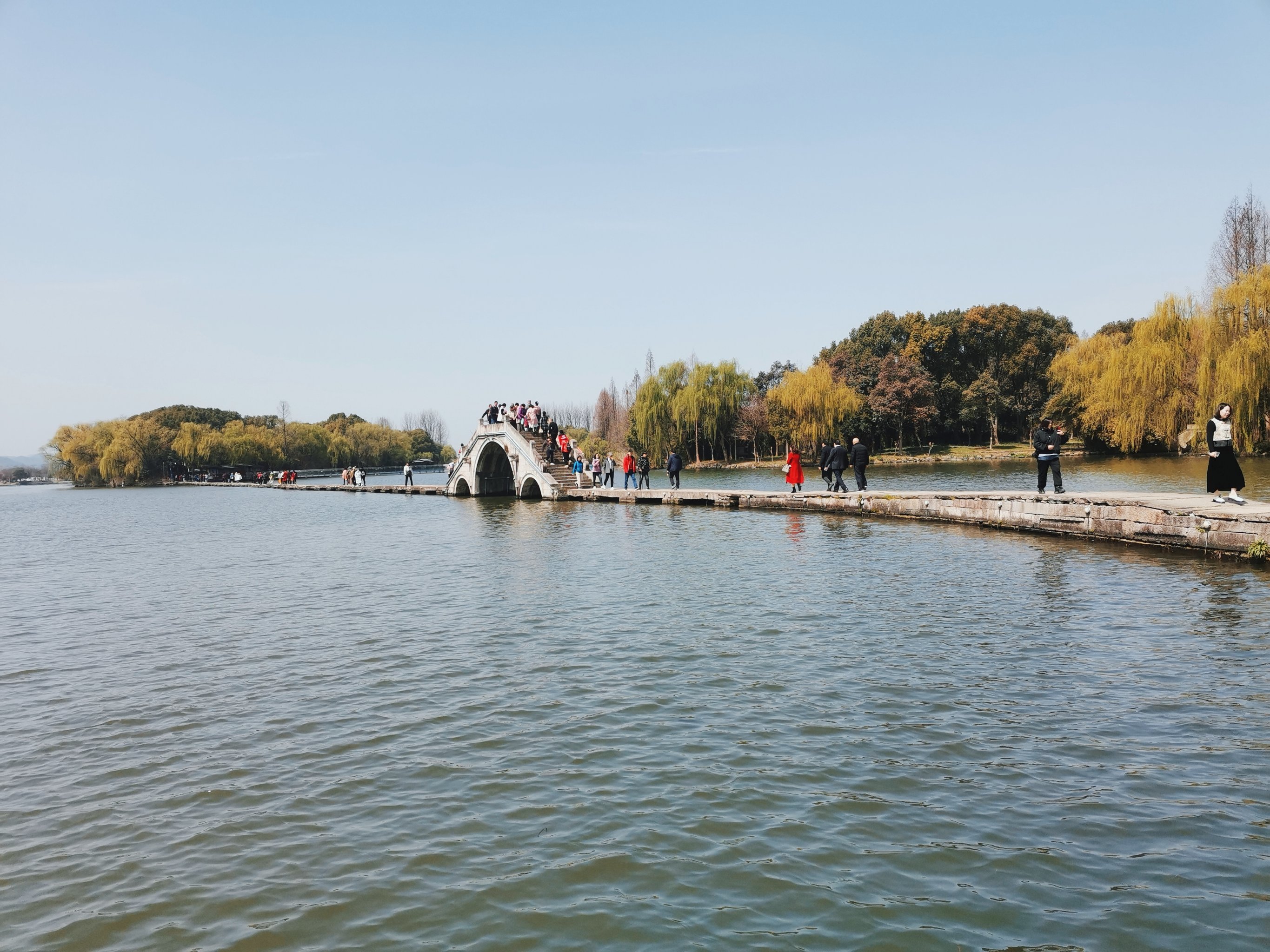 鉴湖景区位于久负盛名的柯岩风景区内,毗邻