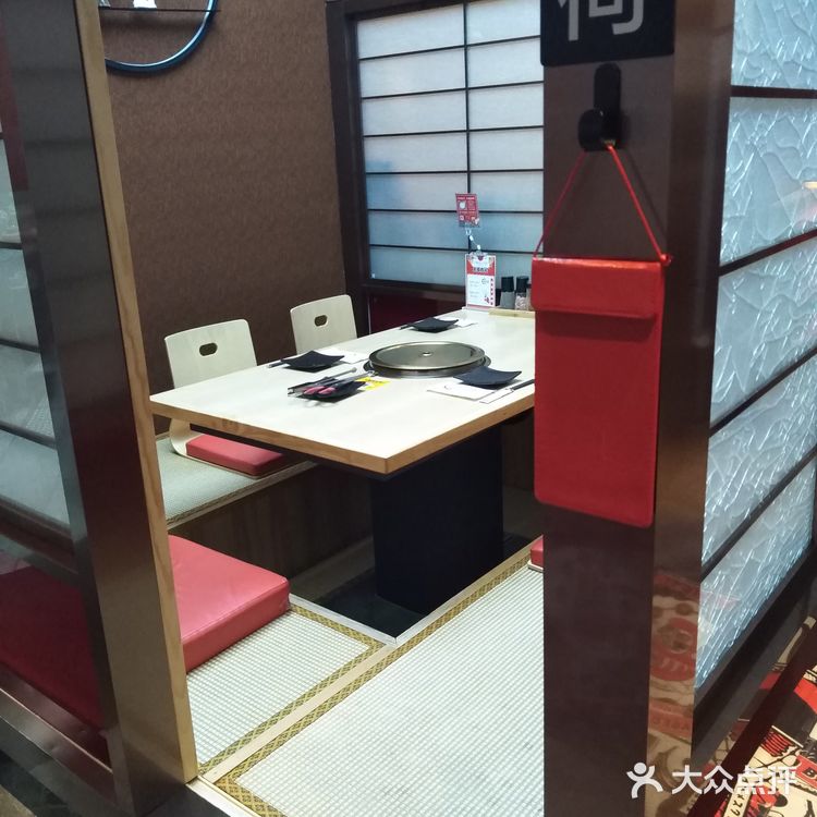 三角牛霖，店员一直帮忙在烤肉，外焦里嫩烤的好香哦