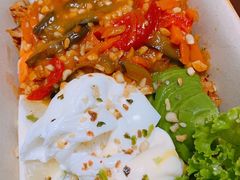 煎三文鱼牛油果波蛋藜麦饭-乔泰勒JOETYLER西餐厅(曲江店)