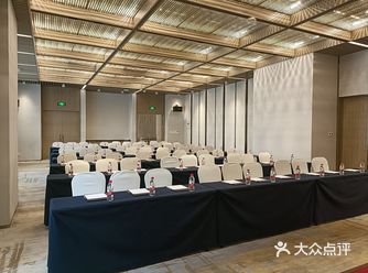 会场方正，大落地窗自然采光好